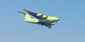 运 - 20 在蓝天飞行