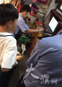 正在查看监控的警察叔叔们