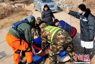 救援人员正在救助被困老人