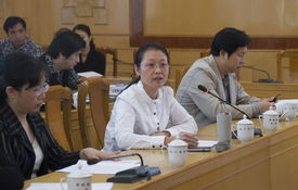 研究人员讨论场景