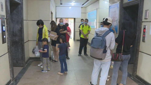 这是居民们排队等待电梯的画面