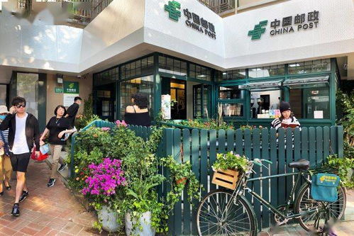 一个人坐在街角