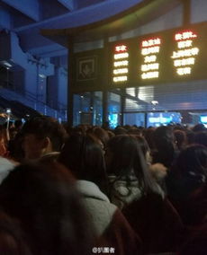 粉丝追星围堵高铁站，人民日报发声引深思