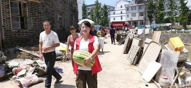 志愿者救助被困群众