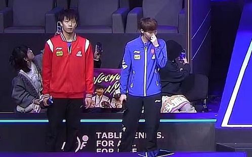 王楚钦站在领奖台上笑