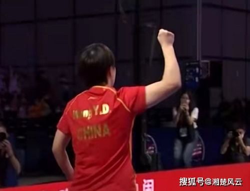 向鹏比赛失利后的背影