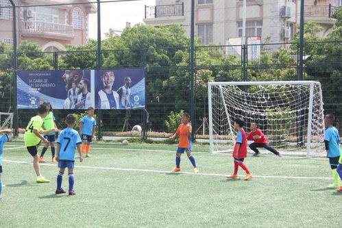 孩子们踢球场景