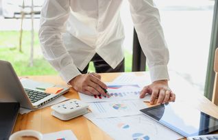 顾客们正在挑选那些比较普通的商品