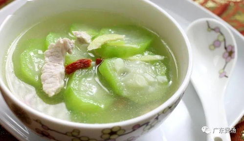 人们在网络前交流丝瓜汤话题