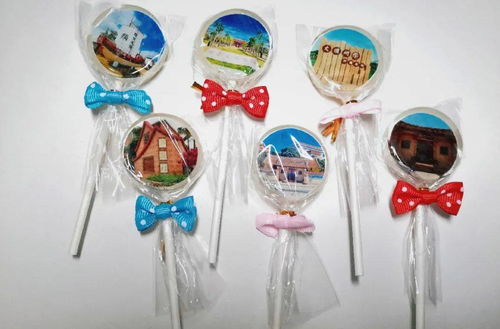 游客在手工制作区忙碌