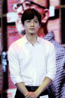 高泰宇与粉丝们的微笑合影