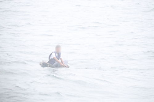 男子海上漂浮等待救援