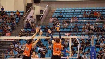 格罗特奋力救球场景