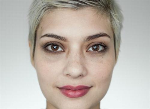 主角眼神凌厉的画面