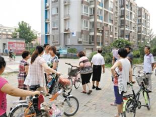 居民们聚在一起议论此事