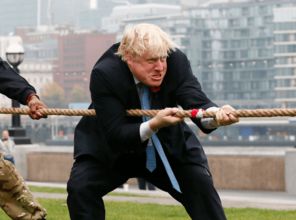 特朗普盟友惨遭枪击离世，背后真相令人深思