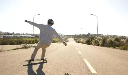 老人滑板的背影