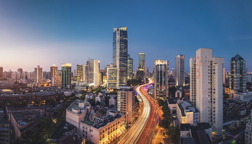 繁华都市街景中的高德地图标志