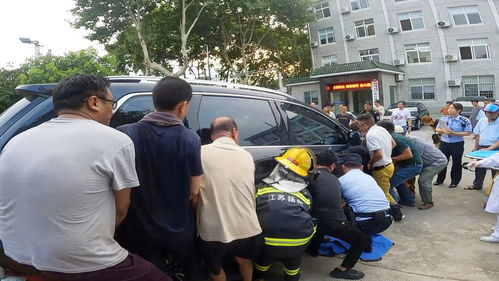 市民尝试救人的情景