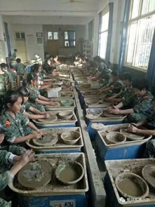 身着迷彩服的士兵们整齐列队准备训练