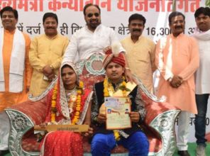 新人在“婚船”上合影