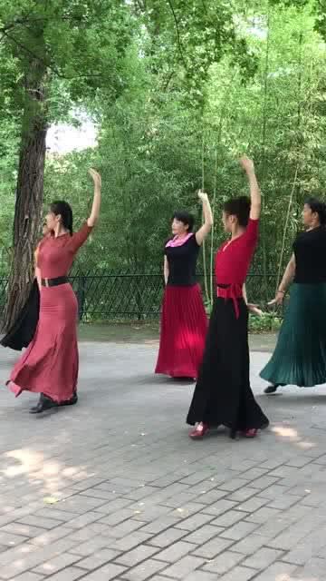 舞者展示优美舞姿