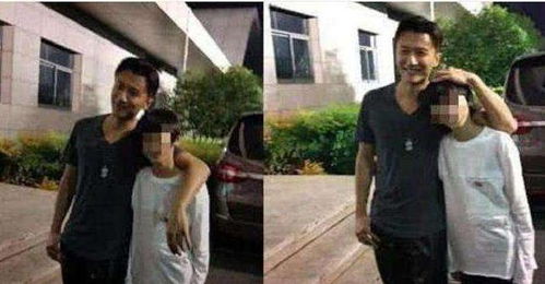 两人表情僵硬地合影