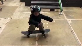 老人学滑板摔倒爬起