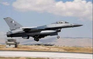 歼10C在空中飞行展示威严