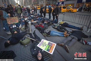 民众抗议警方抓错人的照片