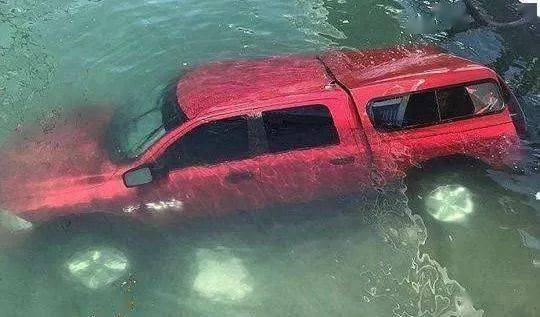 困在水里的汽车