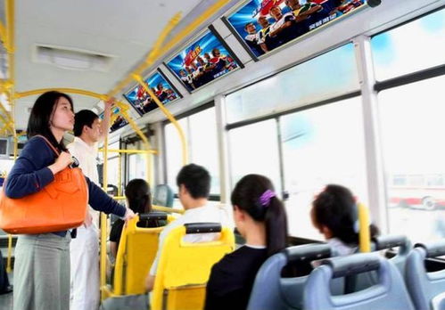 公交车上的避孕套广告画面