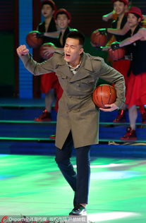 郭艾伦带着球戏耍宋小宝