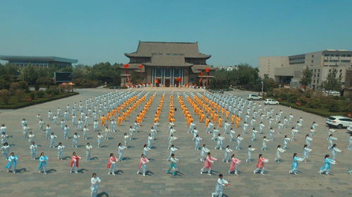 人们围绕文化遗产