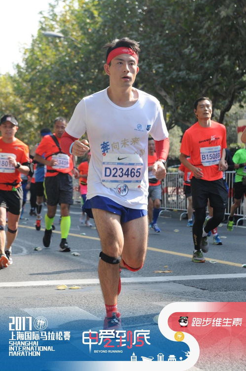 自己在操场上专注地跑步