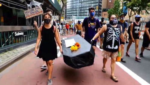 民众对特朗普降半旗的不同反应