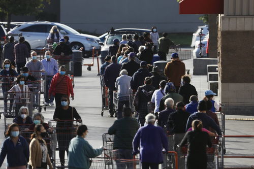 民众在美国降半旗下驻足