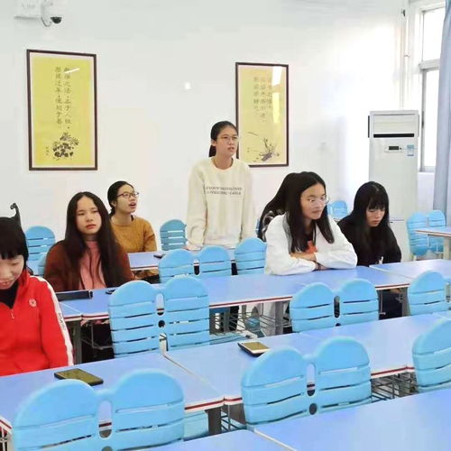 参与者们围坐一起分享故事