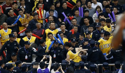 球迷们在激烈讨论