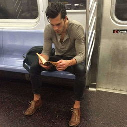 上班族在地铁上看书