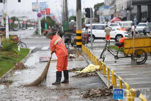环卫工人清扫街道