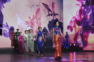 人群穿着华丽服饰