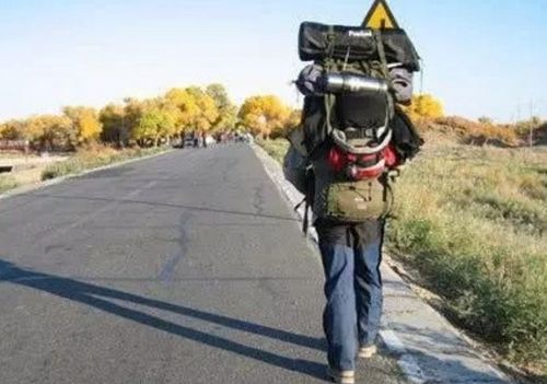 吴艳妮拉着行李箱走在路上