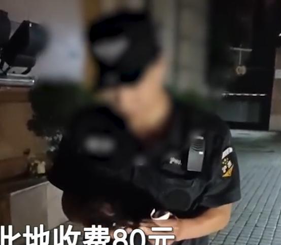 人们在停车场议论