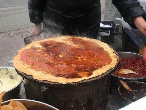 网红吃煎饼表情惊喜