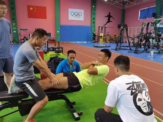 运动员们在训练