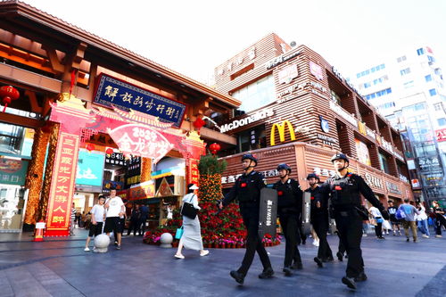 警察在商业街正常巡逻