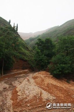 雨水冲刷过的山体