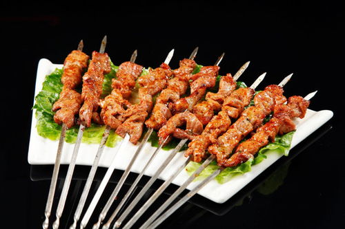 厨师长正在切肉准备做羊肉串