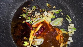 香辣蟹色泽金黄，蟹壳微微泛红